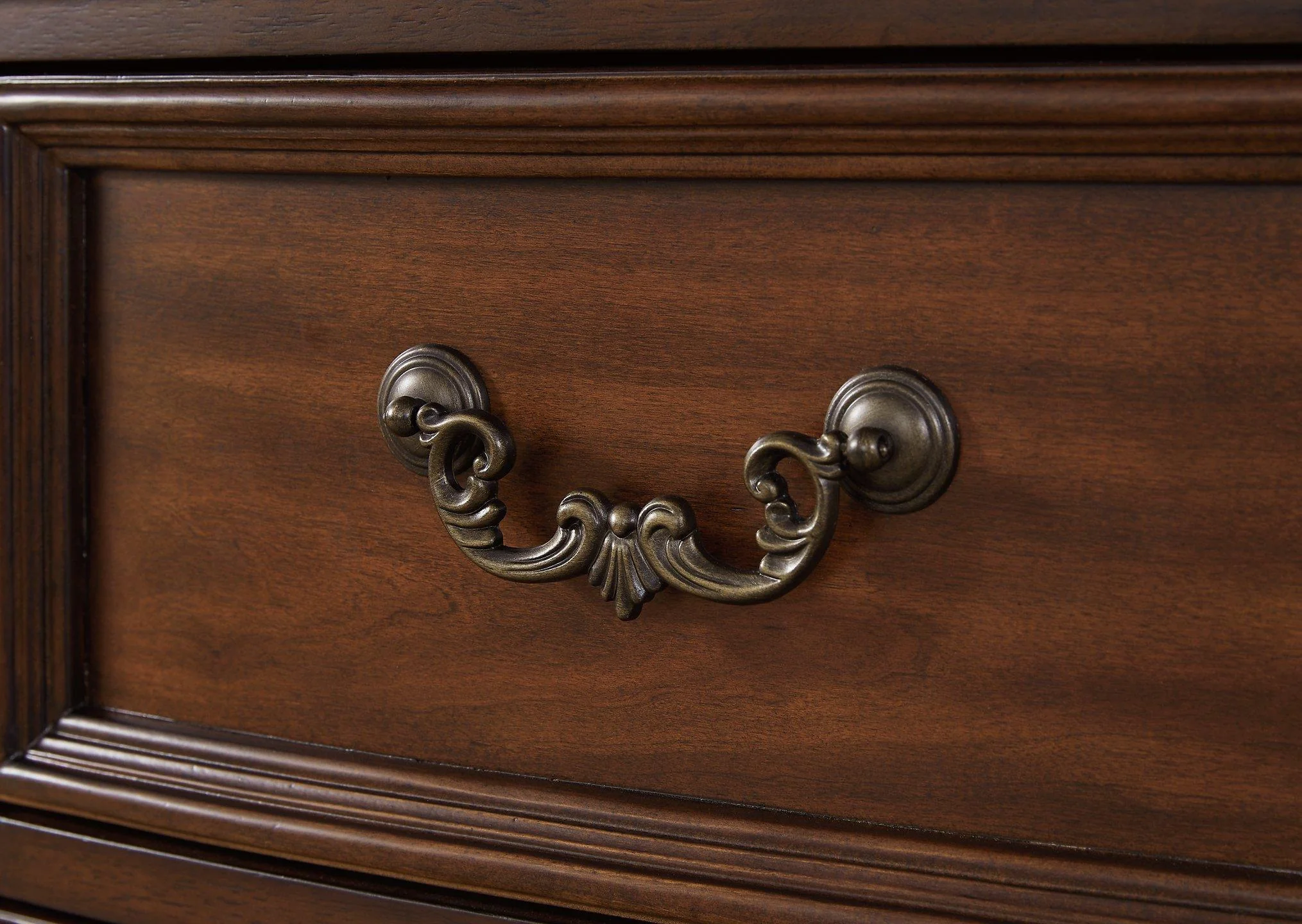 Lavinton Chest of Drawers - Image 9
